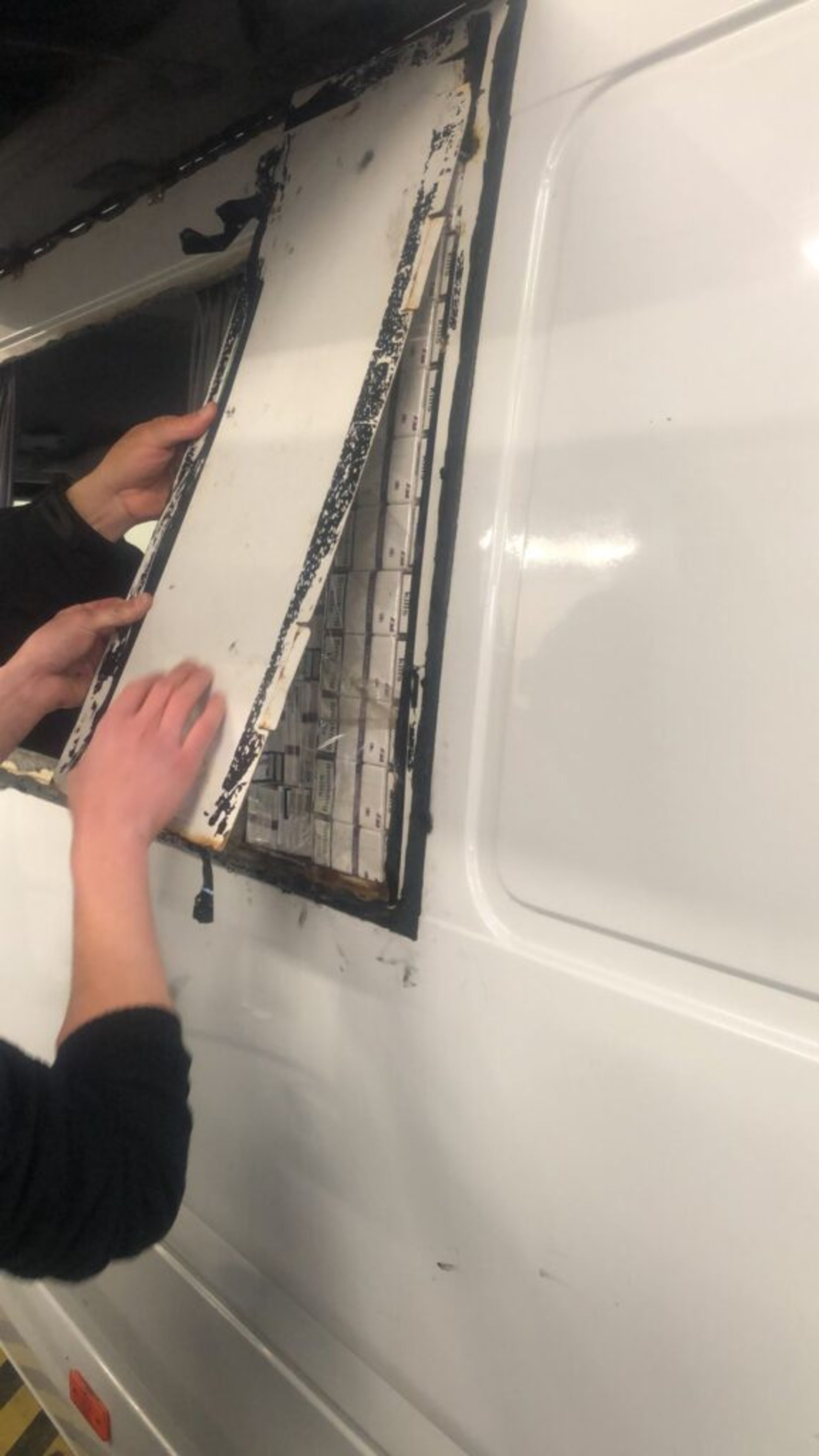 На кордоні з Польщею 19-річний чоловік втратив автомобіль через куриво