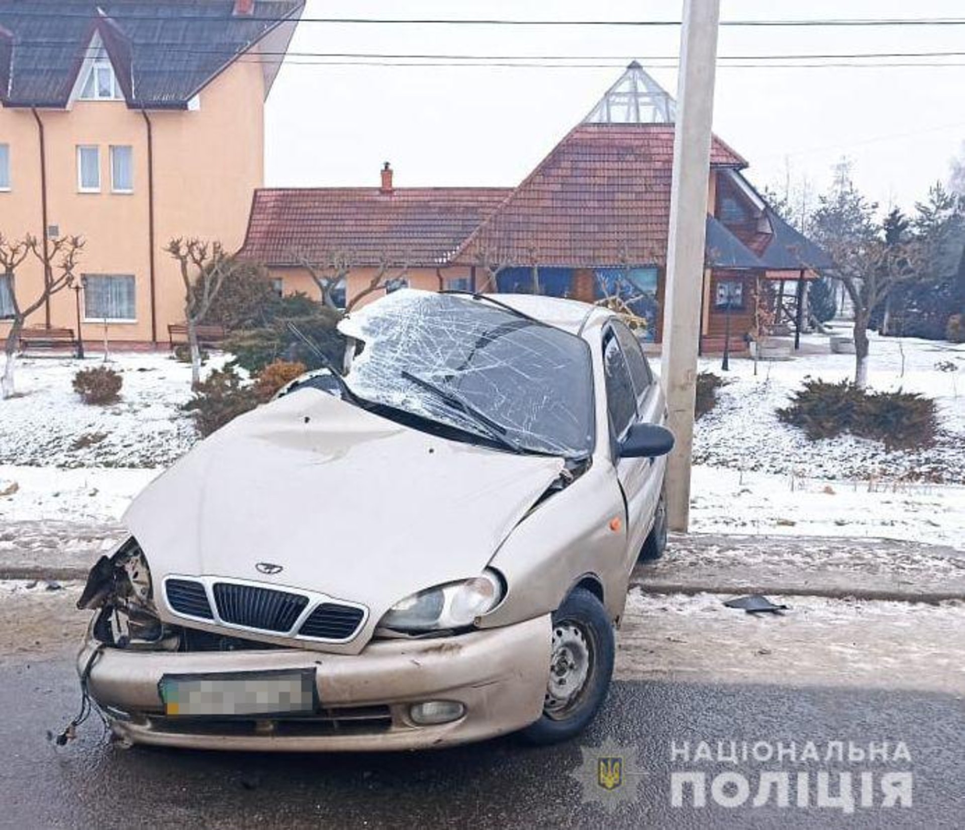 На Львівщині автомобіль не розминувся із рейсовим автобусом