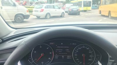 У Львові водії у тягнучках розглядають білборди "Самопомочі" Садового