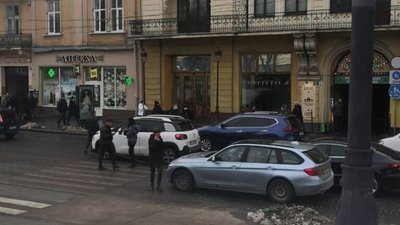 У центрі Львова не розминулись три автомобілі (ФОТО)