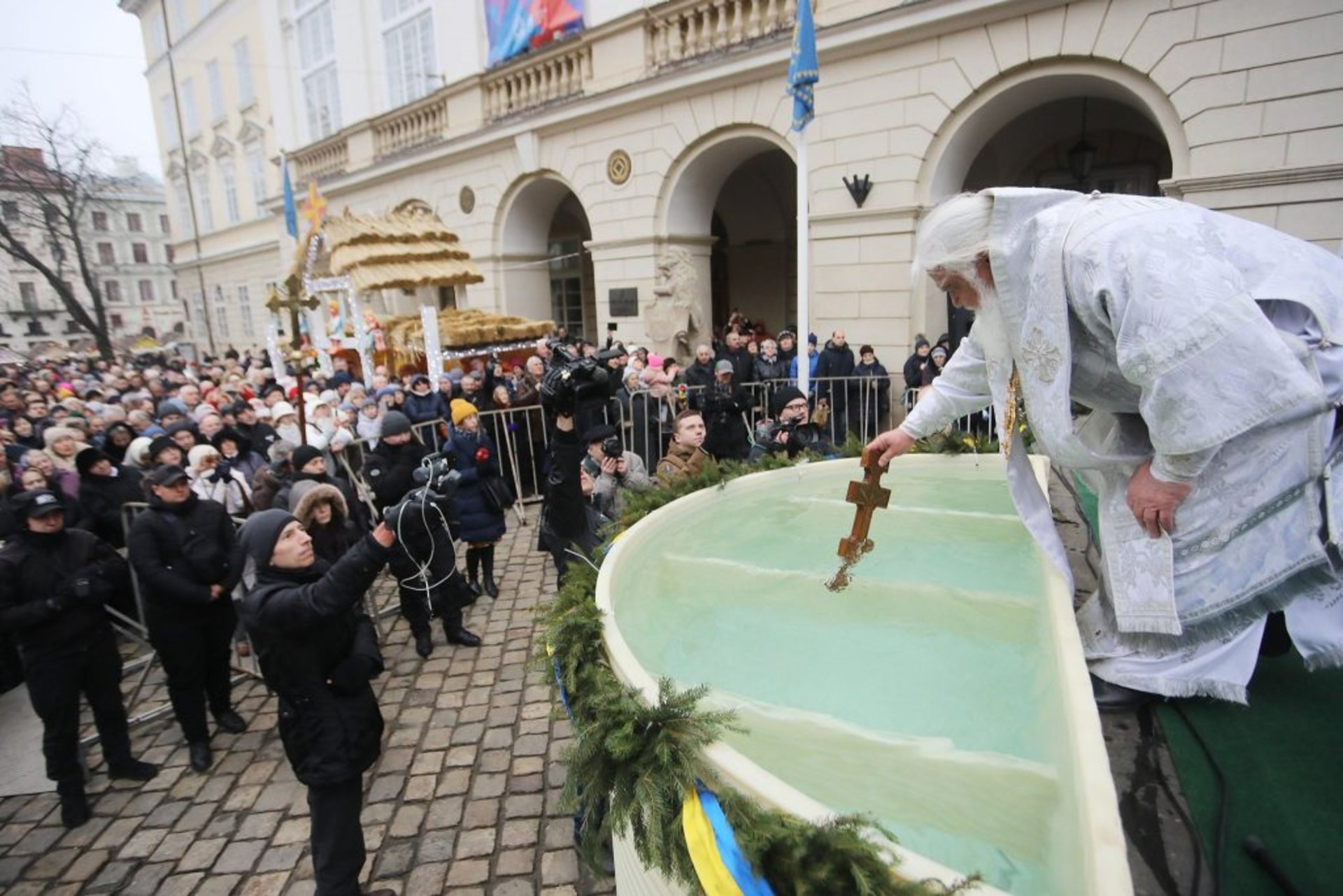 На пл. Ринок відбулось загальноміське освячення води. Фото Христина Процак