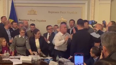 Рот закрий свій, жінка: нардепи влаштували бійку в Раді (ВІДЕО)