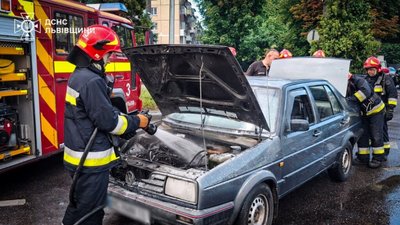 Вранці у Львові під час руху загорівся автомобіль