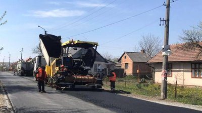 Як на Львівщині ремонтують дорогу до кордону (ФОТО)