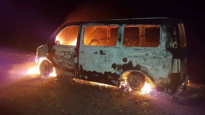 На Львівщині згоріли бус і легковик
