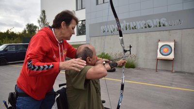 На Львівщині для військових, які зазнали поранень на фронті, провели майстер-клас стрільби з лука