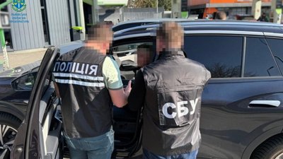 Посадовця Львівської митниці затримано на одержанні 23 000 доларів США хабаря