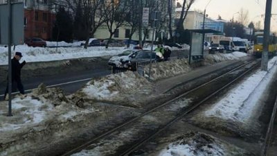 У Львові автомобіль поліції потрапив у ДТП (ФОТО)