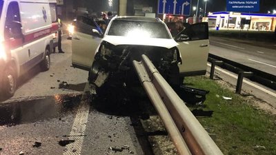 На трасі "Київ–Чоп" відбійник проштрикнув автомобіль наскрізь (ФОТО, ВІДЕО)