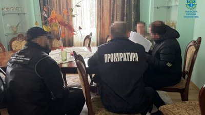 На Львівщині інспекторка митниці перевозила чоловіків за кордон