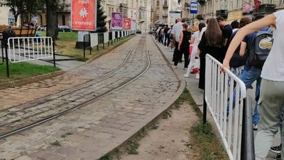 У Львові городяни скаржаться на великі черги на зупинках трамваю №8 (ФОТО)