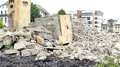 У Львові демонтували колони на вході до "Пагорбу Слави"
