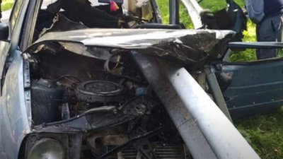 Біля кордону з Польщею іномарка на швидкості наштрикнулася на дорожній відбійник (ФОТО)