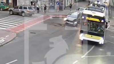 У центрі Львова епічно не розминулись автомобілі (ВІДЕО)