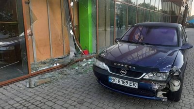 У Львові іномарка влетіла у стіну дитячого центру (ФОТО)