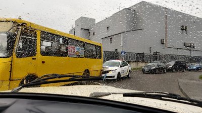У Львові поліцейське авто в‘їхало в зад маршрутці (ФОТО)