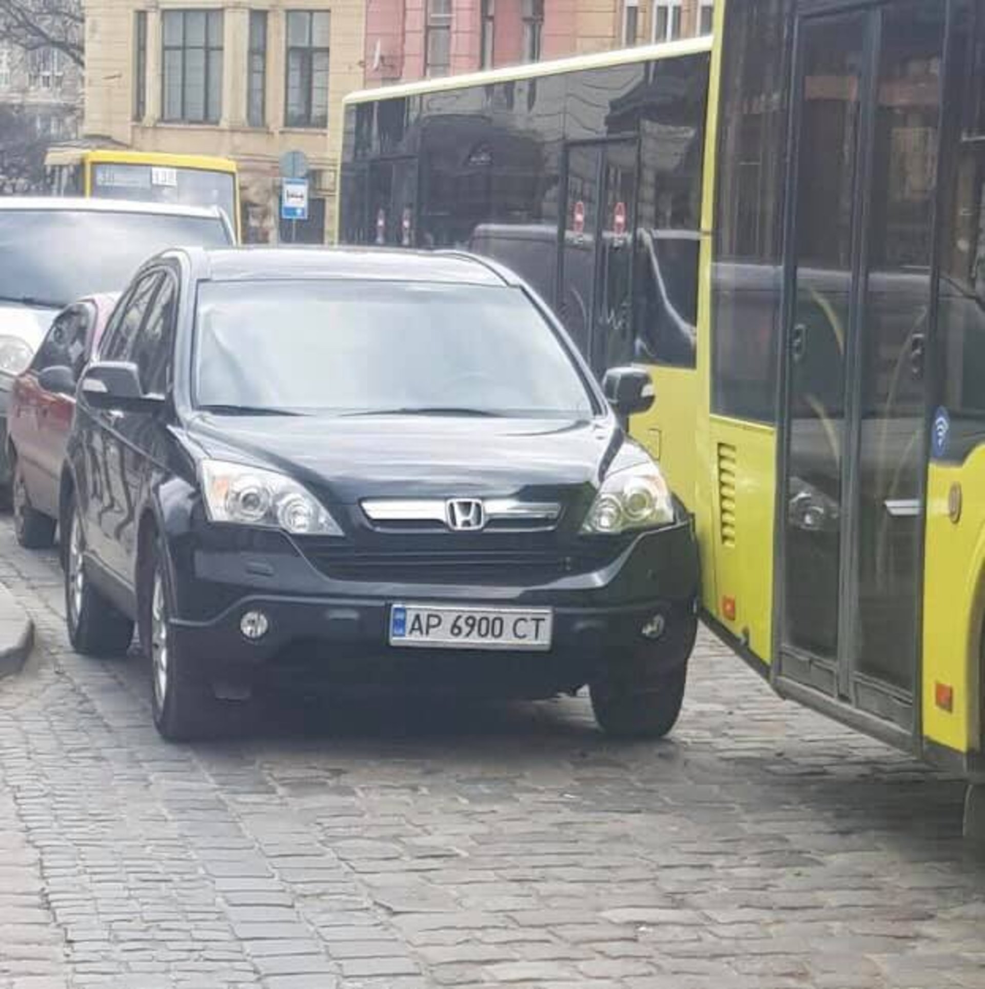 У центрі Львова автобус АТП-1 не розминувся із автомобілем