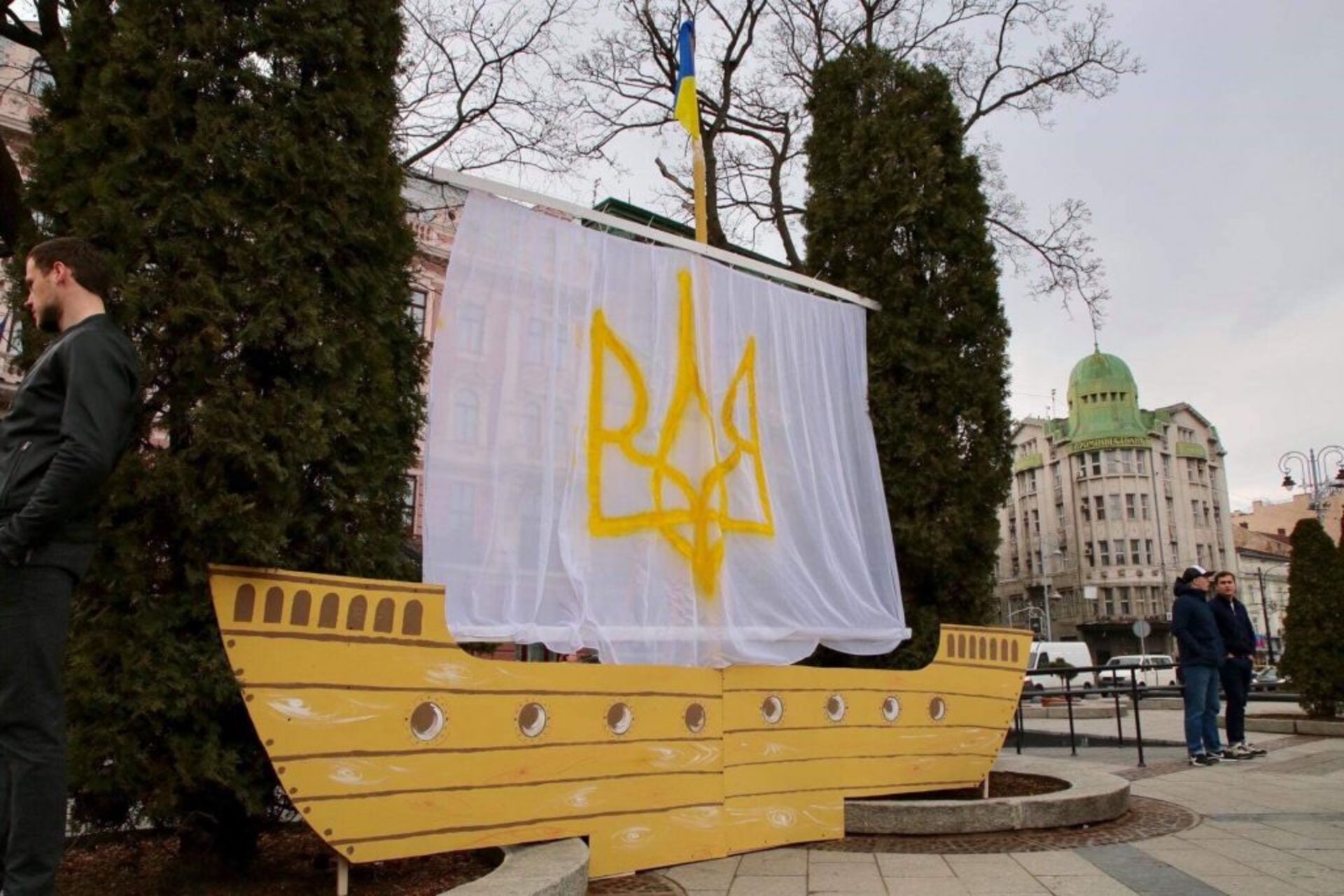 На Львівщині молодь підтримала полонених моряків акцією біля пам'ятника Шевченку