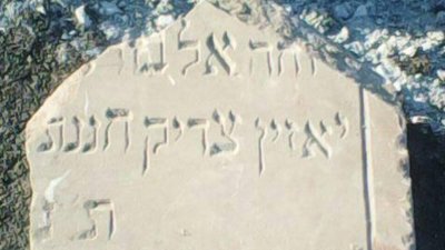 Центр Винник вимощують надмогильними плитами (ФОТО)