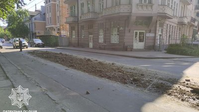 Вантажівка забруднила піском вулицю Героїв УПА (ФОТО)