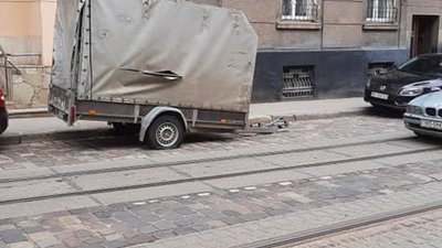 У Львові просять прибрати припаркований причеп (ФОТО)