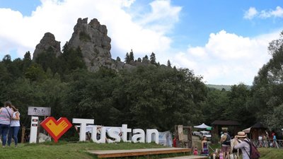 На Львівщині біля фортеці Тустань  вирує найстаріший в Україні історичний фестиваль "Ту Стань!" (ФОТО)