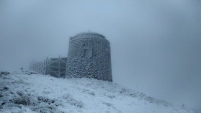 На високогір’ї Карпат вирує зимова негода