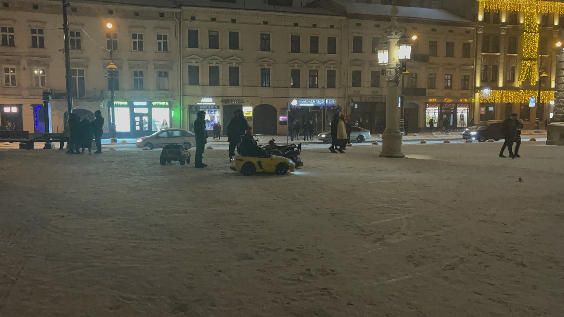 У центрі Львова працюють машинки, фото Четверта студія
