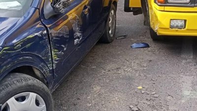 У Львові маршрутка не розминулась із автомобілем (ФОТО)