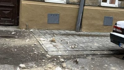 У Львові знову обвалився фасад Садового