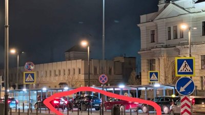 У Львові біля вокзалу встановили улюблені стовпчики Садового