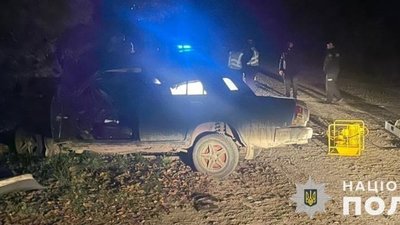 На Львівщині вночі автомобіль влетів у дерево