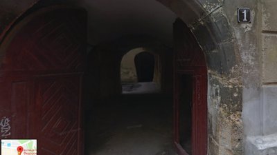 У Львові частина фасаду історичної будівлі впала на голову дитині