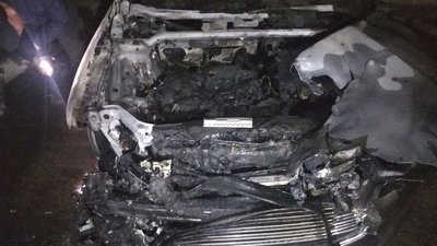 У центрі Рівного вночі горів автомобіль (ФОТО, ВІДЕО)