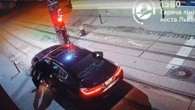 У Львові шукають водія, який влетів у болард (ВІДЕО)