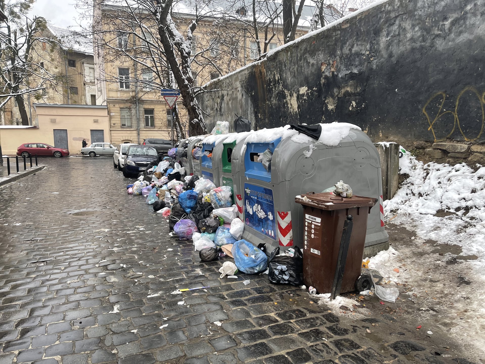 Сміття на вулиці Грабовського у Львові, фото Четверта студія