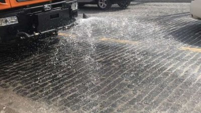 У Львові на вулицях працюють порохотяги та поливальні машини (ФОТО)