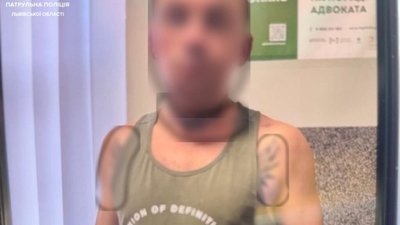 У центрі Львова чоловік розбив вітрину