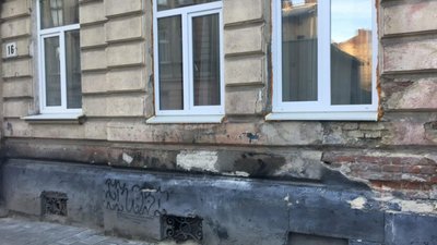У центрі Львова городян змушують власним коштом ремонтувати фасади (ФОТО)