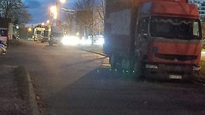 У Львові в улюбленому районі Садового ночують вантажівки (ФОТО)