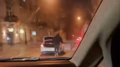 У Львові чоловік біг за автомобілем