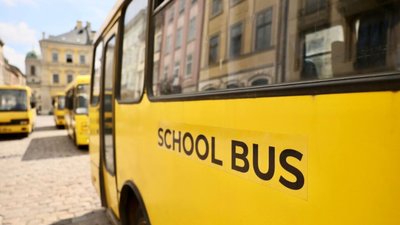 У центрі Львова виставили порожні шкільні автобуси (ФОТО)