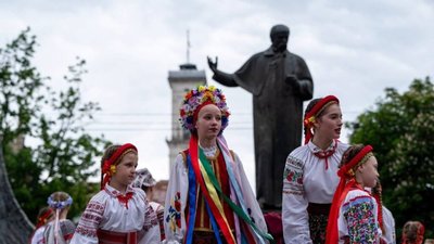 У Львові біля пам'ятника Шевченка провели колоритні гаївки
