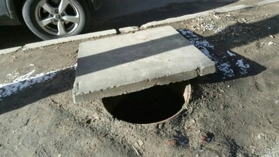 У Львові на вулиці Хімічній виявили відкритий люк (ФОТО)