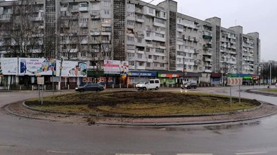 У Новояворівську водій автівки знищив клумбу на центральному кільці міста (ВІДЕО)