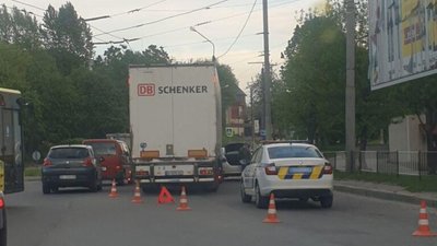 У Львові на кільці не розминулись автомобілі (ФОТО)
