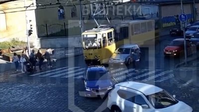 У Львові водій трамваю розтрощила автомобіль (ВІДЕО)