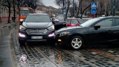 У Львові на вулиці Степана Бандери не розминулись автомобілі (ФОТО)
