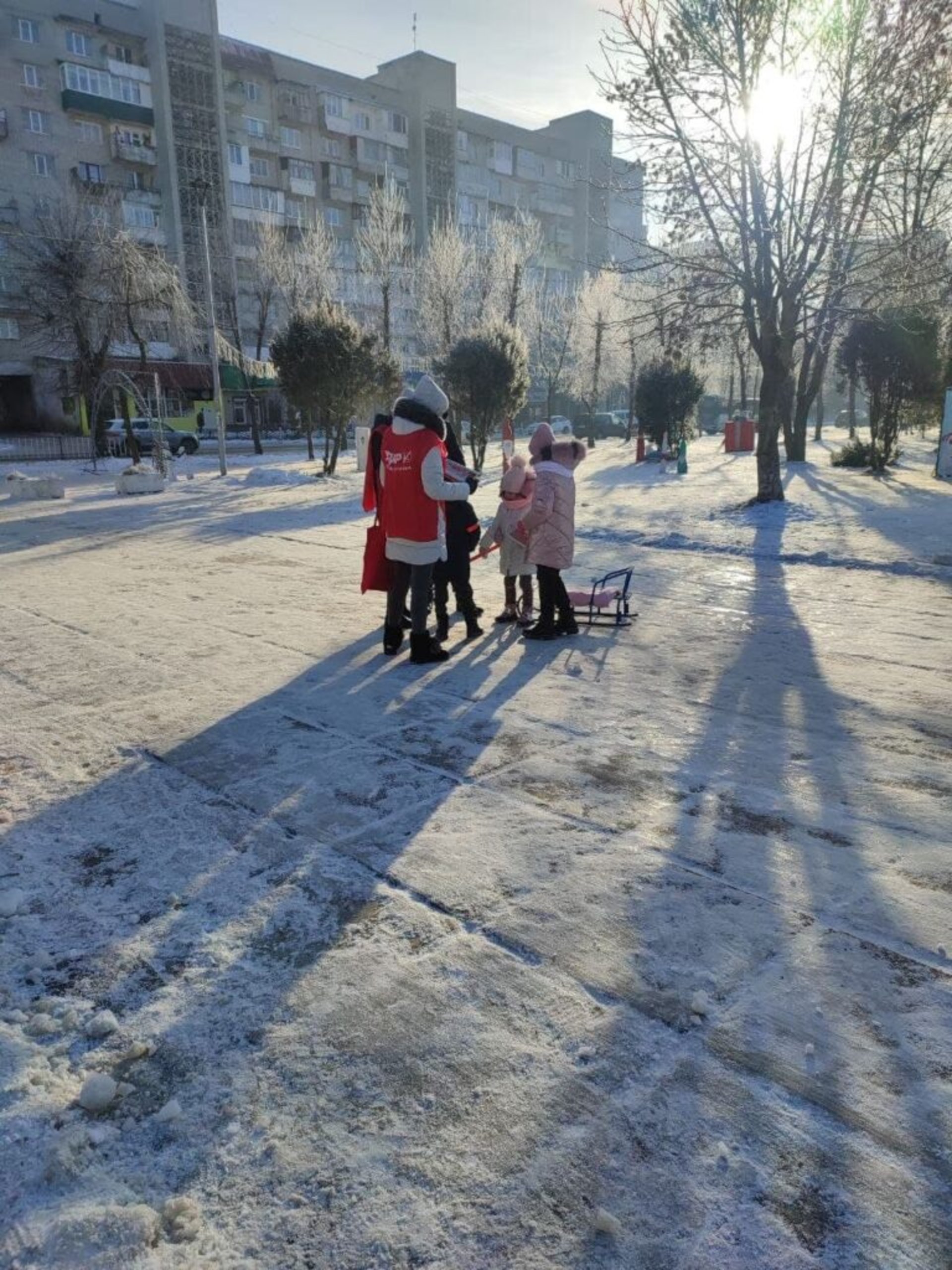 Мешканцям Новояворівська роздавали світловідбивальні браслети, фото УДАР Львівщини
