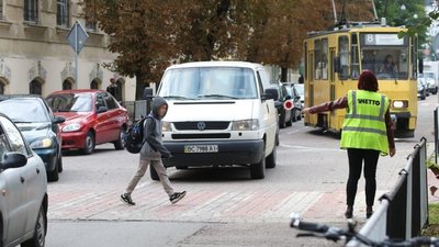 Біля 28 львівських шкіл запрацювали «жовті добродії»